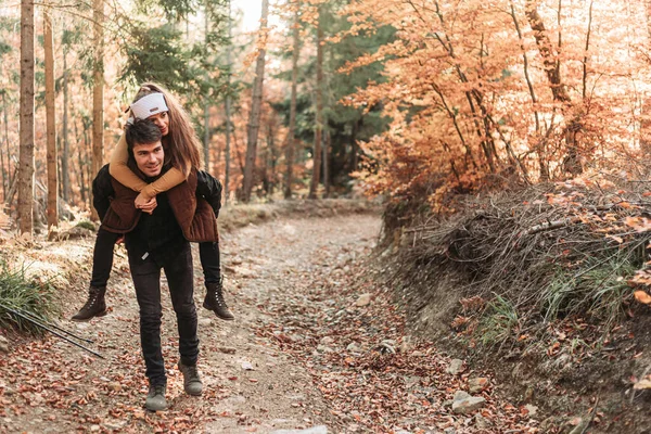 Una Joven Pareja Romántica Bosque Cabalgando Felices Juntos — Foto de Stock