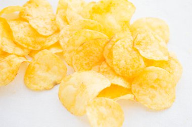 Patates cipsleri beyaz izole