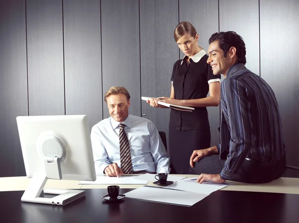 Bedrijf werken op de computer — Stockfoto