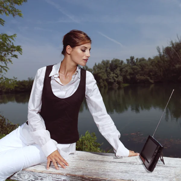 Жінка з ноутбуком в парку — стокове фото