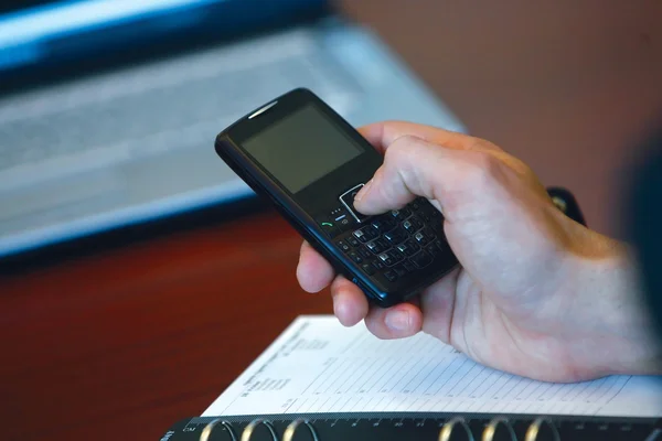 Hand and mobile phone — Stock Photo, Image