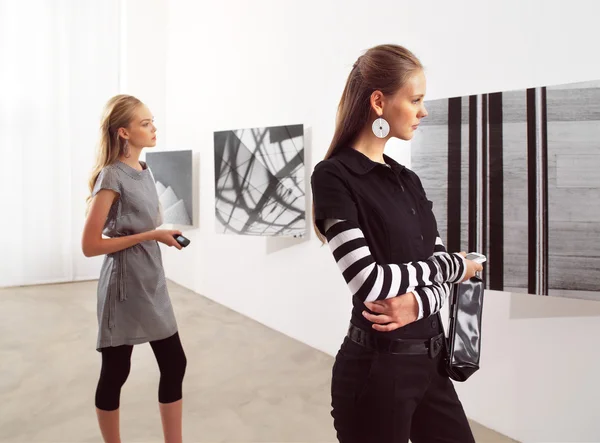 Frauen bei einer Ausstellung — Stockfoto