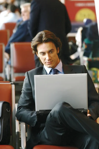 Empresário sentado no aeroporto b — Fotografia de Stock