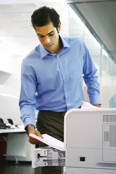 Worker using a copy machine — Stock Photo, Image