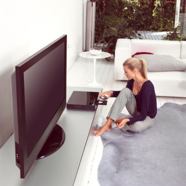 DVD player kullanan kadın