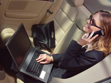 iş kadını ile laptop fan vardır