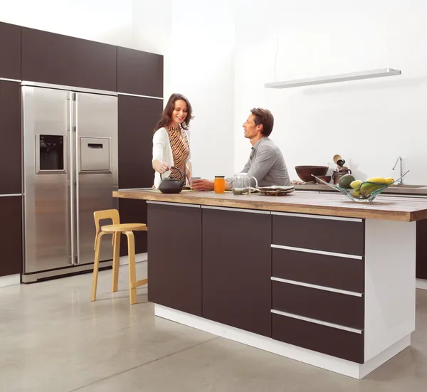 Casal na cozinha moderna — Fotografia de Stock