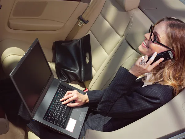 Empresária tem um ventilador com laptop — Fotografia de Stock