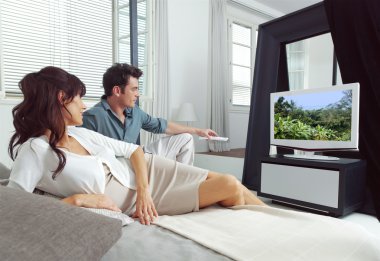 yatakta yatarken tv izleme