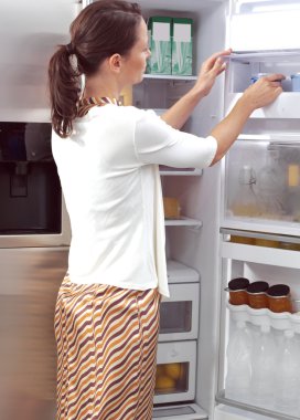 yiyecek bir şey arıyorum kadın