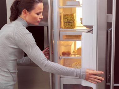 buzdolabının önünde kadın aa