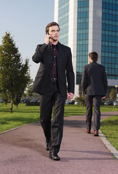 Geschäftsmann zu Fuß in der Nähe von Büro ein — Stockfoto