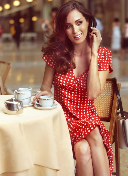Krásná žena, sedí v kavárně s mobile — Stock fotografie