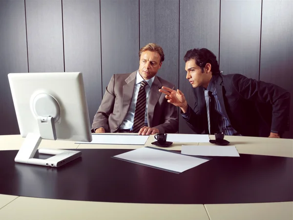 Ondernemers op computer — Stockfoto