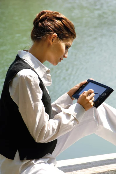 Femme d'affaires avec ordinateur portable à la mer — Photo