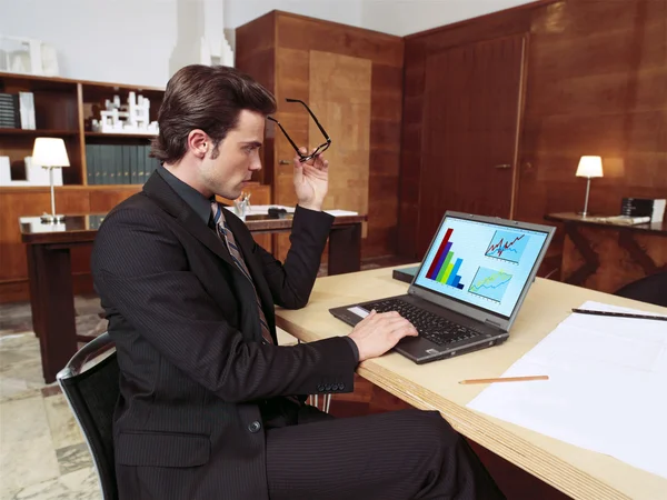 Affärsman med laptop i office l — Stockfoto