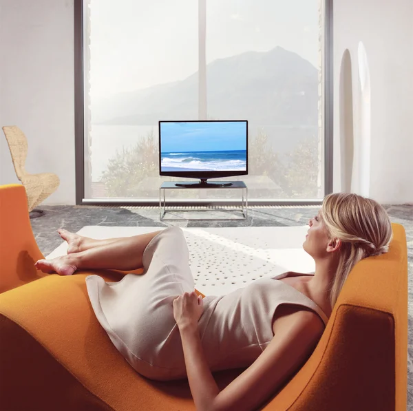 Femme relaxant et regarder la télévision — Photo