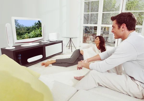 Счастливая пара смотрит телевизор — стоковое фото