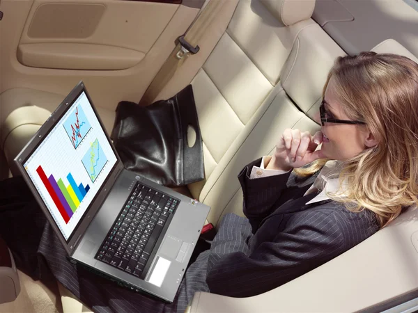 Zakenvrouw heeft een ventilator met laptop — Stockfoto