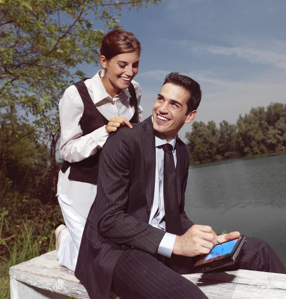 Usando PDA al aire libre yu — Foto de Stock