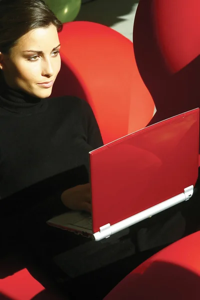 Young woman using laptop hukm — Stock Photo, Image