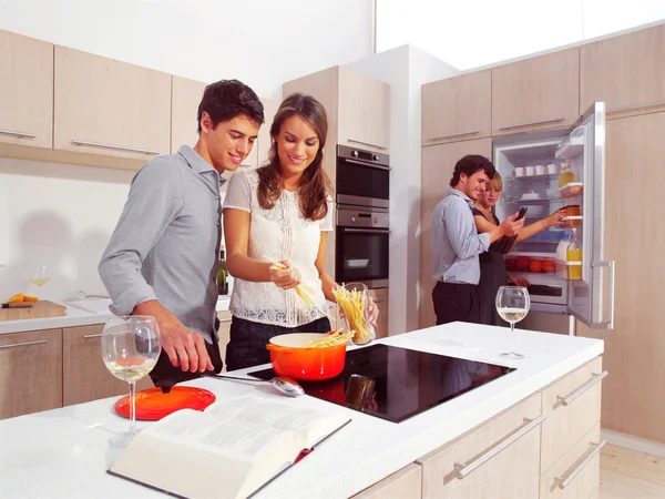 Vänner förbereda spaghetti — Stockfoto