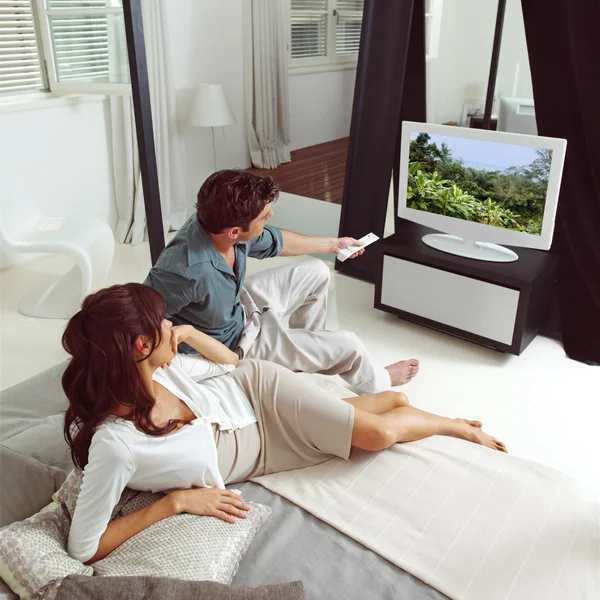 Couple regardant la télévision — Photo