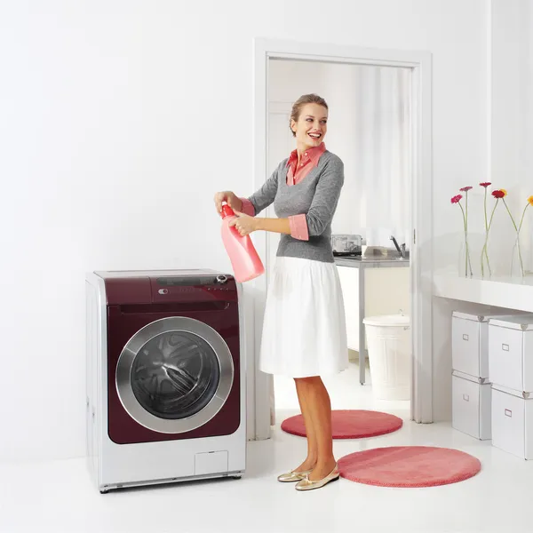 Dona de casa mantém detergente — Fotografia de Stock