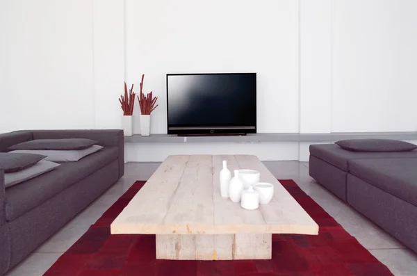 Гостиная с диваном и телевизором — стоковое фото