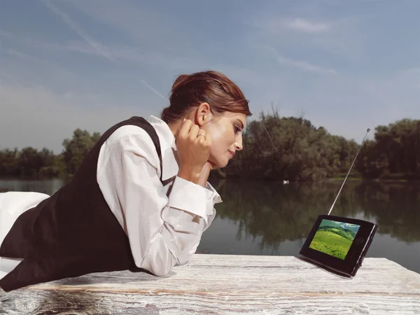 Eine Frau mit Laptop im Park — Stockfoto