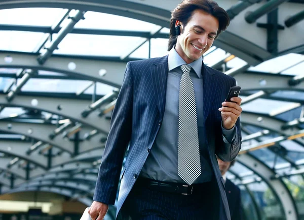 Talking on mobile phone in subway — Stock Photo, Image