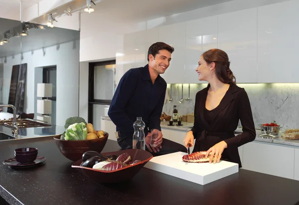 Paar in der Küche ein — Stockfoto