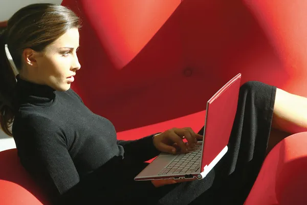 Woman using laptop tyu — Stock Photo, Image