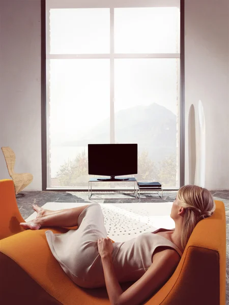 Mujer rubia viendo la televisión —  Fotos de Stock