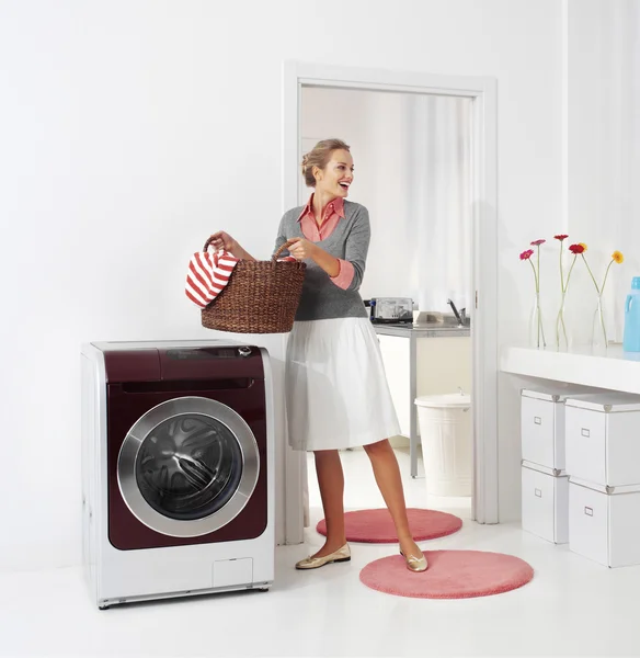 Mulher fazendo um trabalho doméstico — Fotografia de Stock