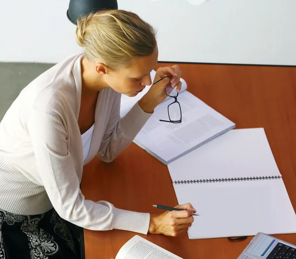 Blond affärskvinna i office — Stockfoto