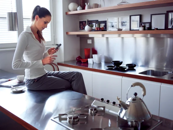 Mulher do meio na cozinha — Fotografia de Stock