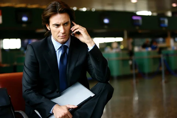 Businessman in the airport mobile l — Stock Photo, Image