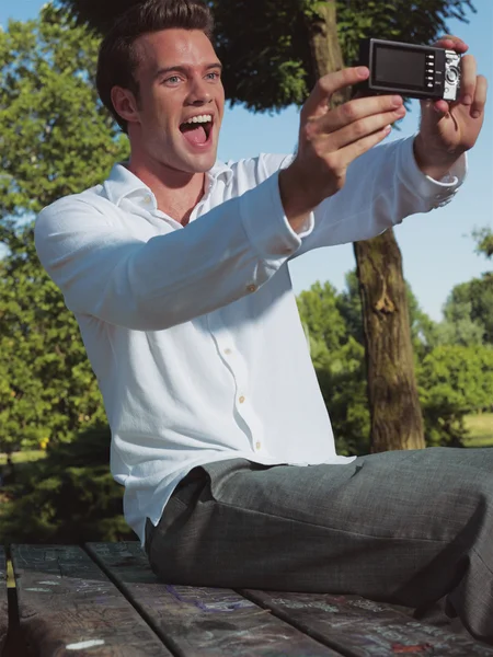 Jonge kerel nemen foto llk — Stockfoto