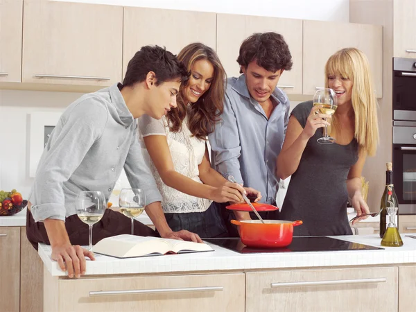 Amici che preparano colazione l — Foto Stock