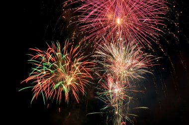 gece gökyüzünde renkli havai fişek