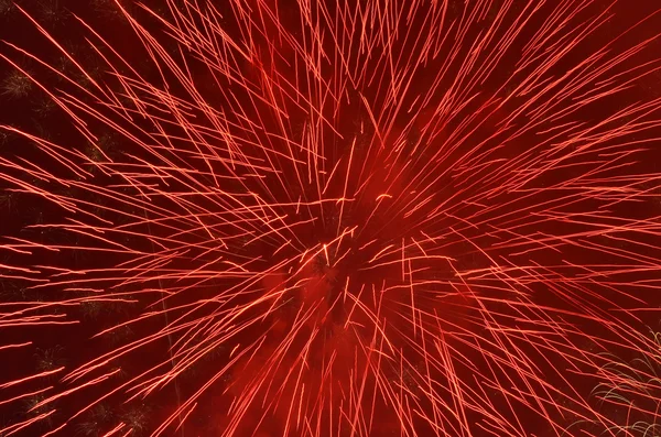 Czerwony fajerwerk w nocne niebo — Zdjęcie stockowe