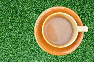 güzel derin yeşil çim dokusu üzerinde kahve fincanı