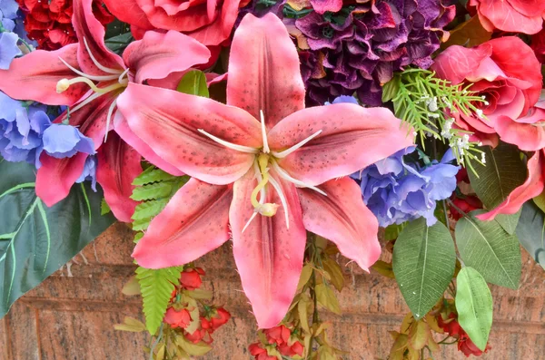 Künstliche Blumen Hintergrund — Stockfoto