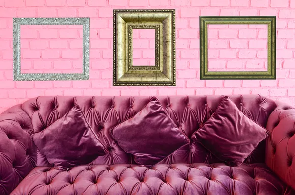 Vintage violet sofa en vintage foto frame op roze bakstenen muur — Stockfoto