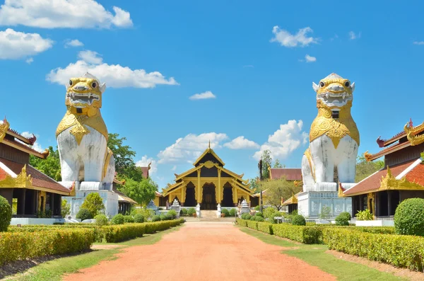 Deux lions avec bâtiment ancien — Photo