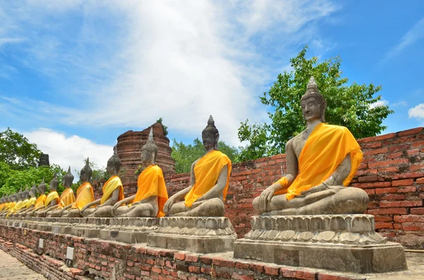 Статуи Будды с голубым небом — стоковое фото