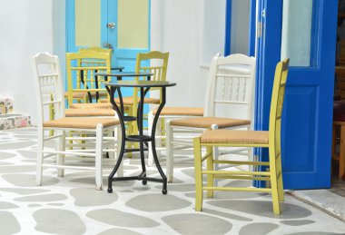 sandalye ve masa açık kafe