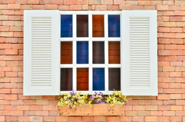 güzel beyaz tahta penceresini eski tuğla üzerinde renkli çiçekli