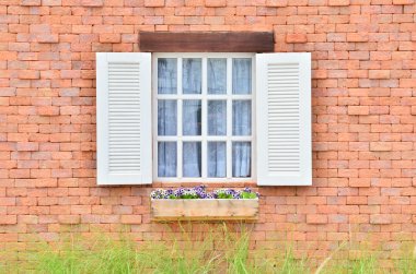 güzel beyaz tahta penceresini eski tuğla duvar